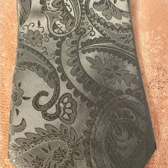 Elegant Gray Paisley Men's Tie - Picture 2 of 7